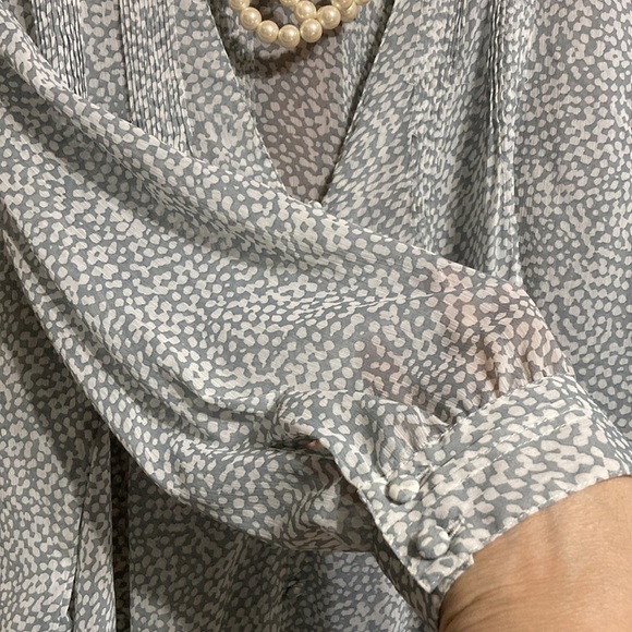 Elegant Kenar pleated button up blouse, subtle geometric pattern. Size Large - Picture 6 of 9